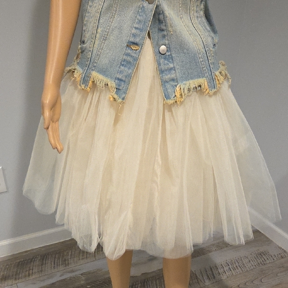 Elegant Cream Tulle Skirt - Picture 2 of 8